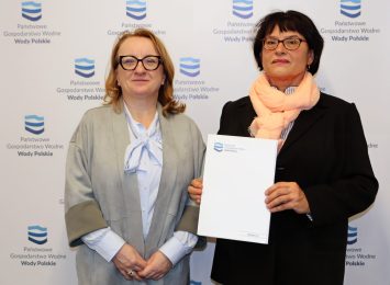 Na zdjęciu z prawej Dyrektor Beata Głuchowska wraz z Prezes Joanną Kopczyńską. Fot. Wody Polskie.